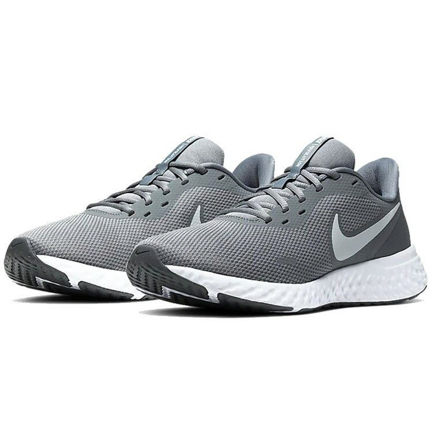 Nike Revolution 5