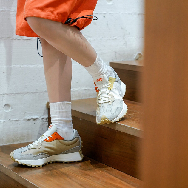 New Balance 327
